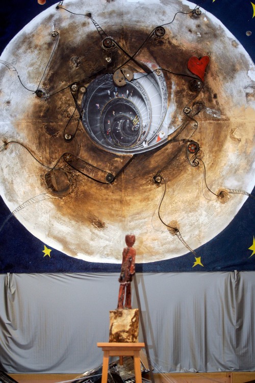 Luna y escultura de Óscar Yanel, en una fotografía de Rodrigo Macho